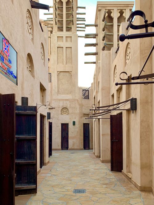 Free Explore the stunning Arabian architecture and serene pathways of Madinat Jumeirah in Dubai's urban landscape. Stock Photo