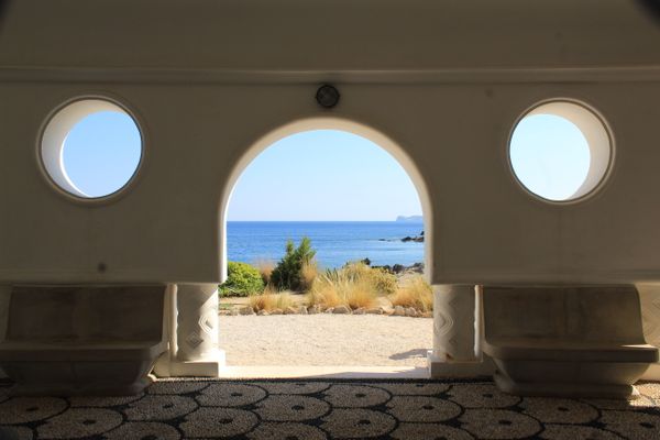 Porthole windows and an arch opening onto the sea in a Sitges house