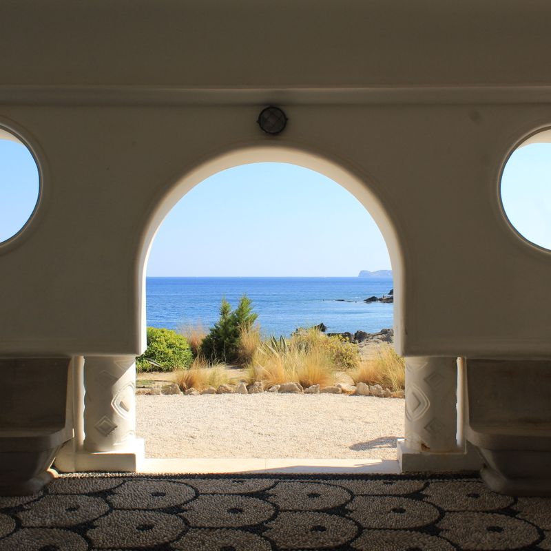 Porthole windows opening onto the sea