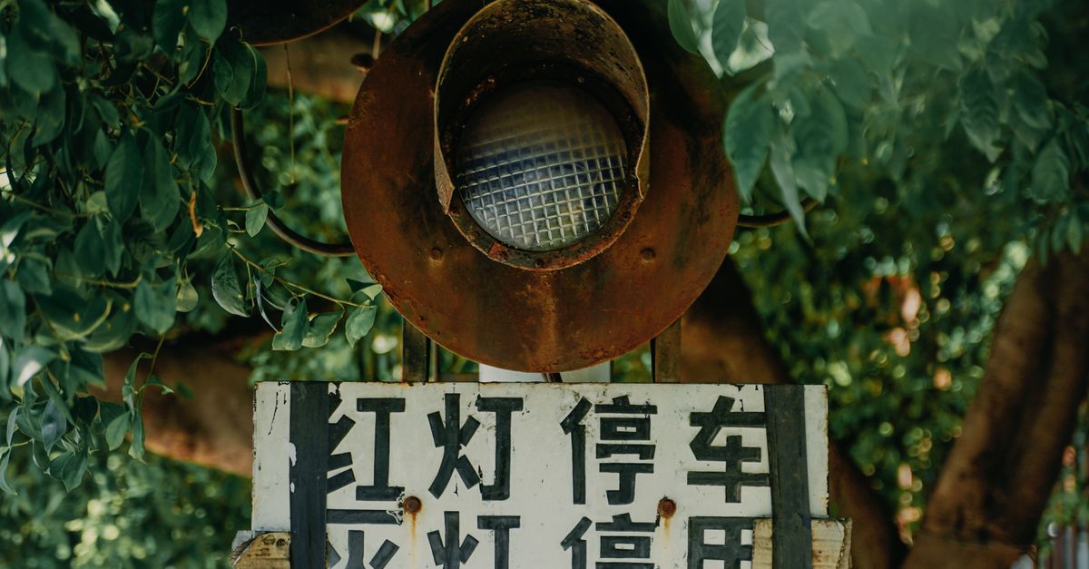 Rusty Trafic Light Old Rusty Traffic Light on a Street · Free Stock Photo