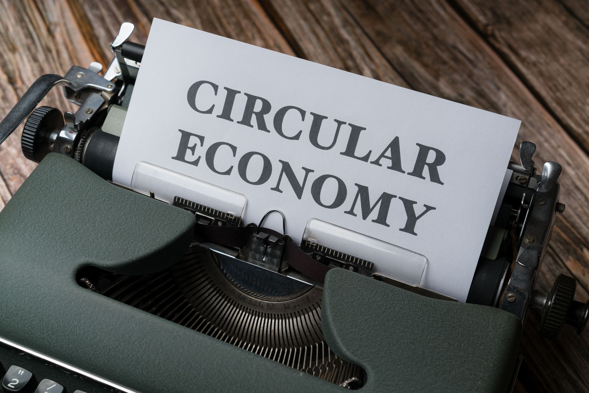 Diagrama de economía circular con productos reciclados y negocio sostenible