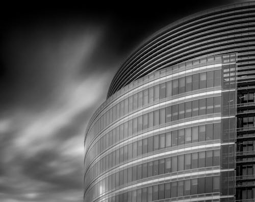 Foto d'estoc gratuïta de arquitectura moderna, blanc i negre, centre de la ciutat