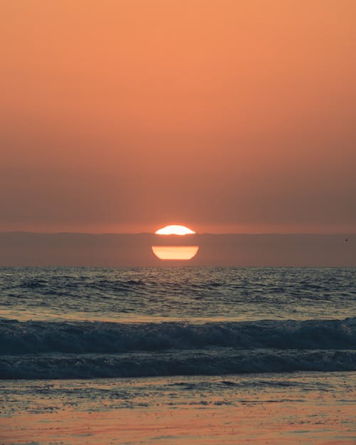 Foto profissional grátis de alvorecer, beira-mar, cair da noite