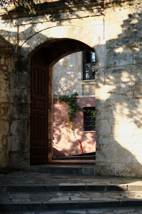 Foto profissional grátis de arcada, arcadas, porta de entrada