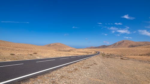 Kostenloses Stock Foto zu asphalt, berge, blauer himmel