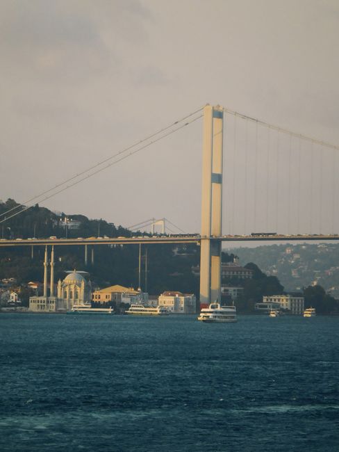 Scenic view of the Bosphorus Bridge and Ortaköy Mosque in İstanbul, Türkiye at sunset, capturing urban beauty.