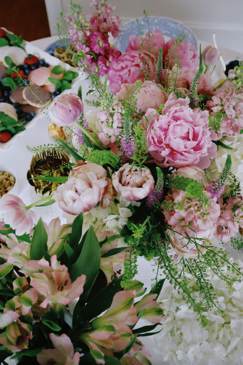 Elegant spring floral table setting with fresh flowers and pastel dinnerware