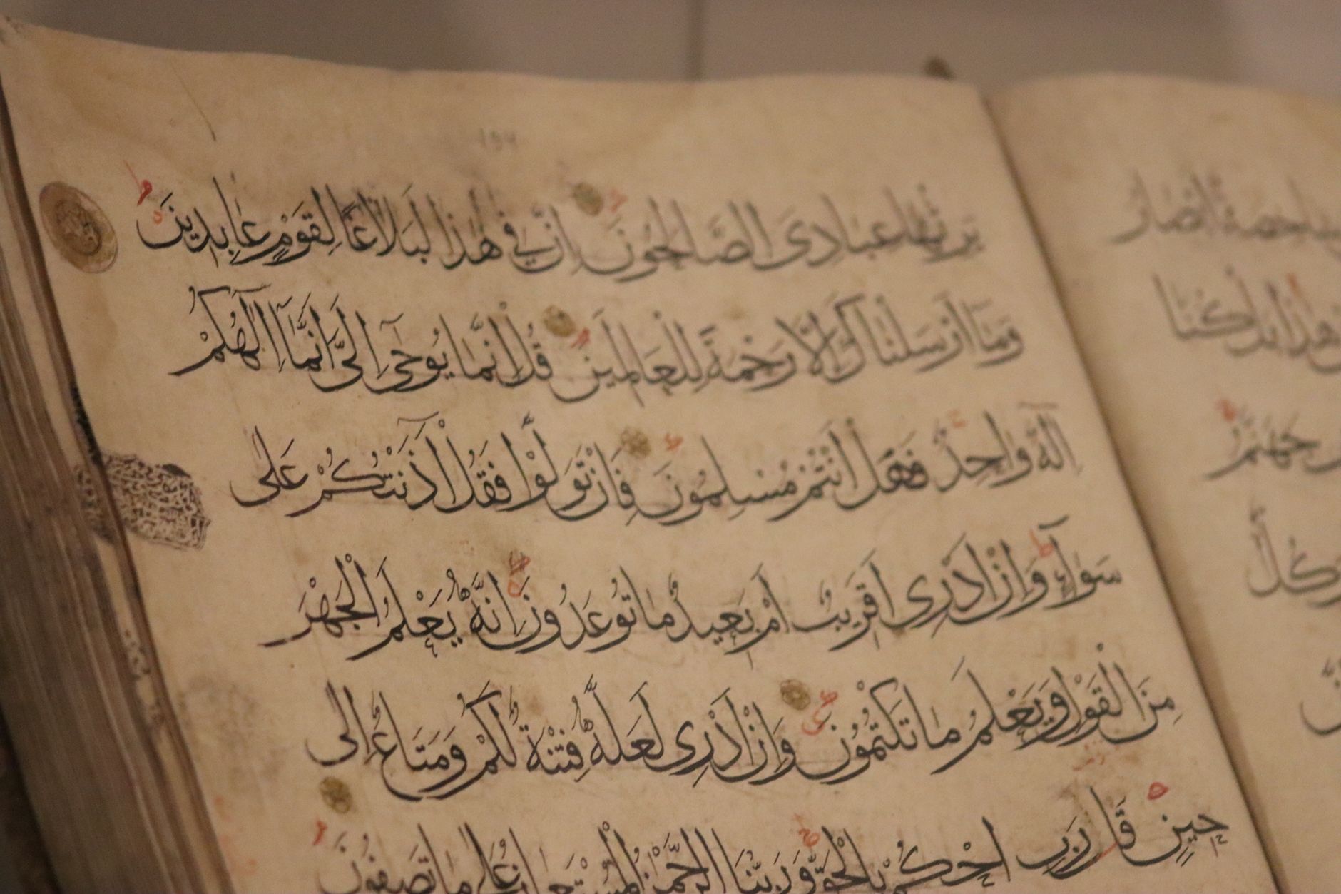 Türk İslam edebiyatının ilk eserlerini ve Karahanlı dönemi el yazmalarını simgeleyen tarihi kitap, hokka ve hat sanatı detaylı kompozisyon.