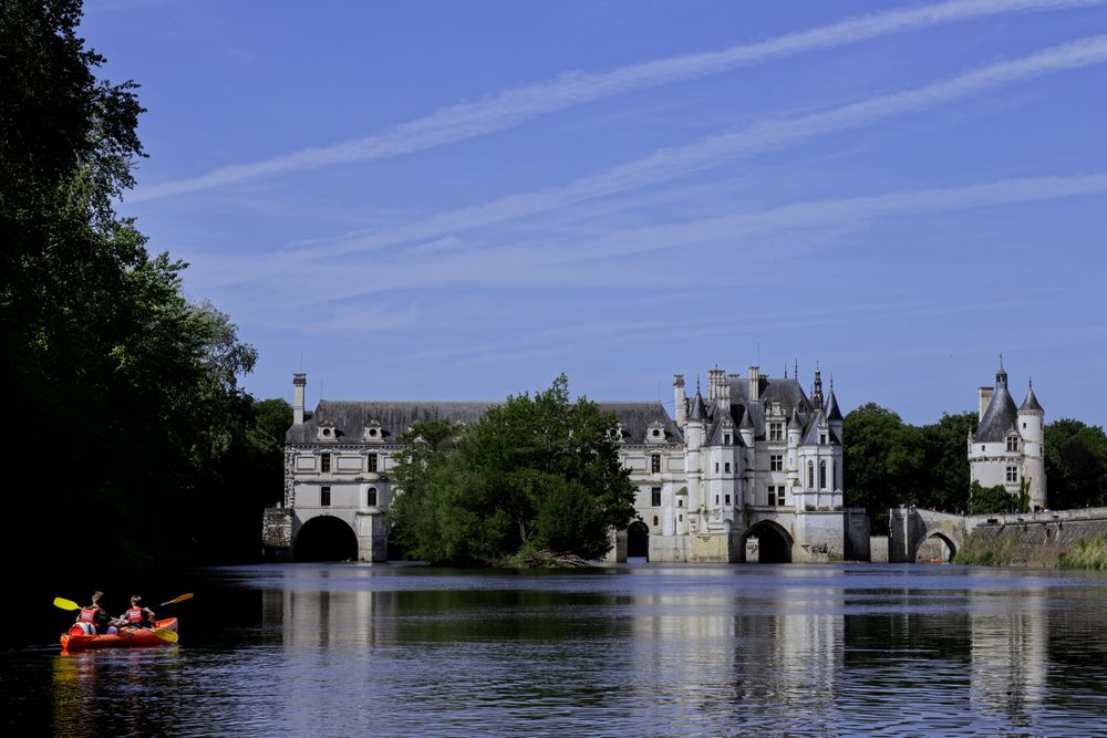 Caiace trecând pe sub arcadele castelului Chenonceau, pe râul Cher