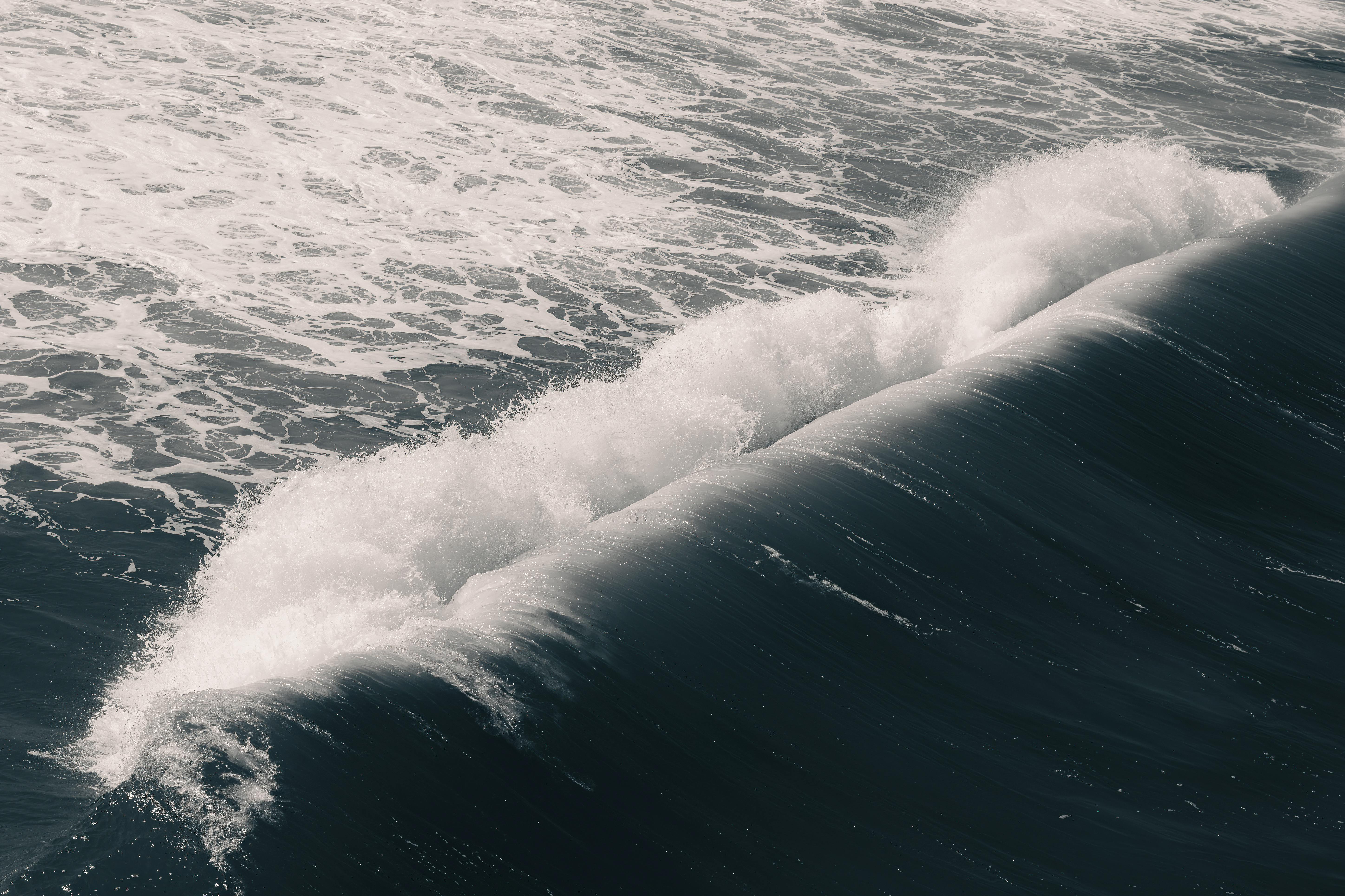 Captivating view of ocean waves crashing near Rio das Ostras, Brazil.