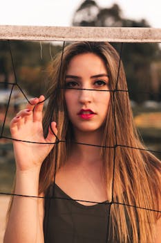 在巴西圣洛伦索，一位美丽的女子站在户外排球网旁