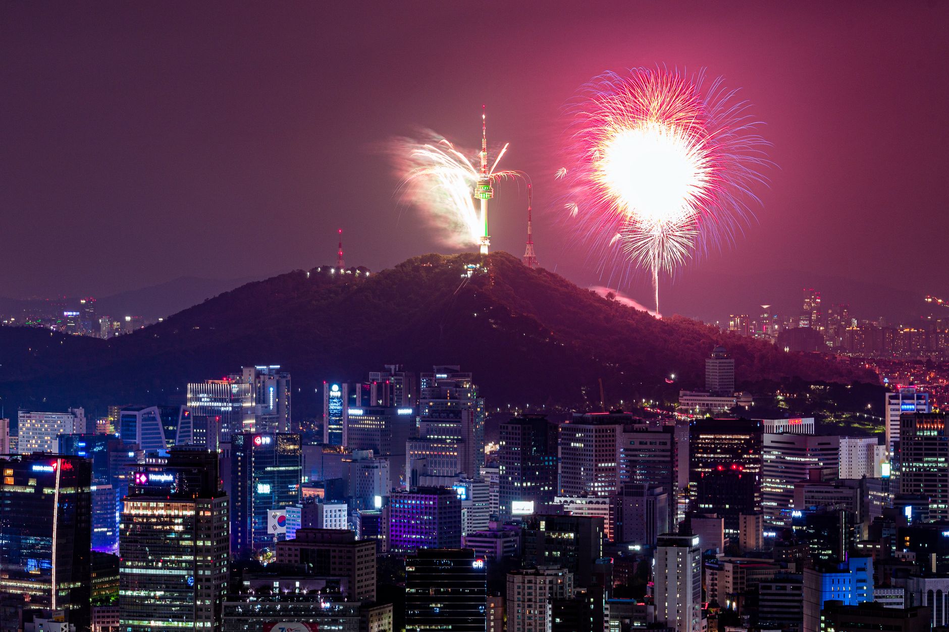 도심 야경과 어우러진 서울세계불꽃축제 사진 1