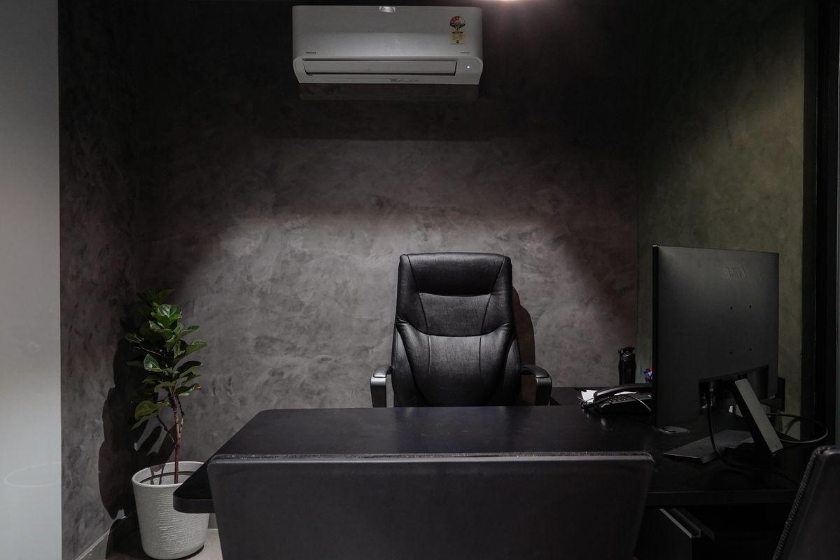 Montaje de cuadros en oficina moderna