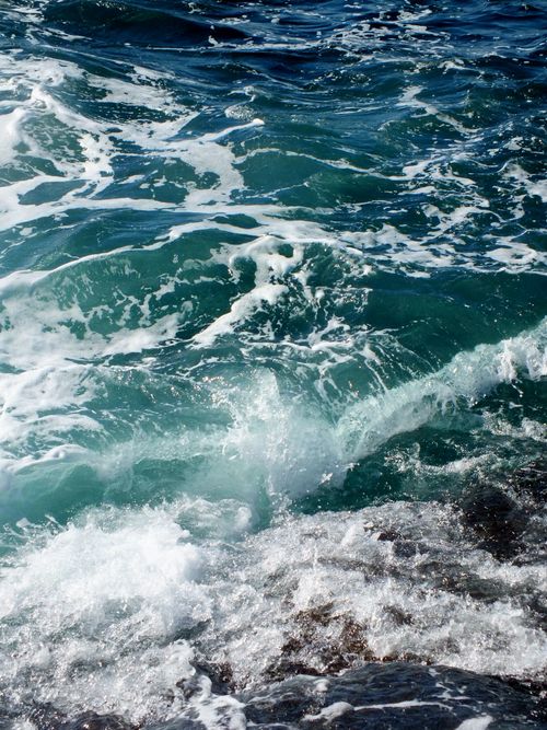 Free Dynamic waves cascade over rocks along İzmit coast, showcasing nature's power. Stock Photo