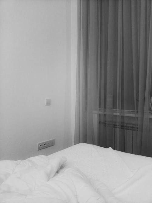 Darmowe zdjęcie z galerii z apartament, czarno-biały, kurtyna
