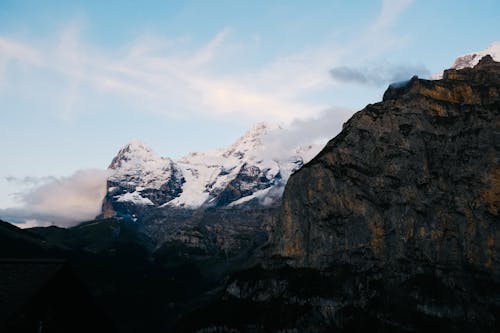 Foto profissional grátis de cadeia de montanhas, cênico, céu azul