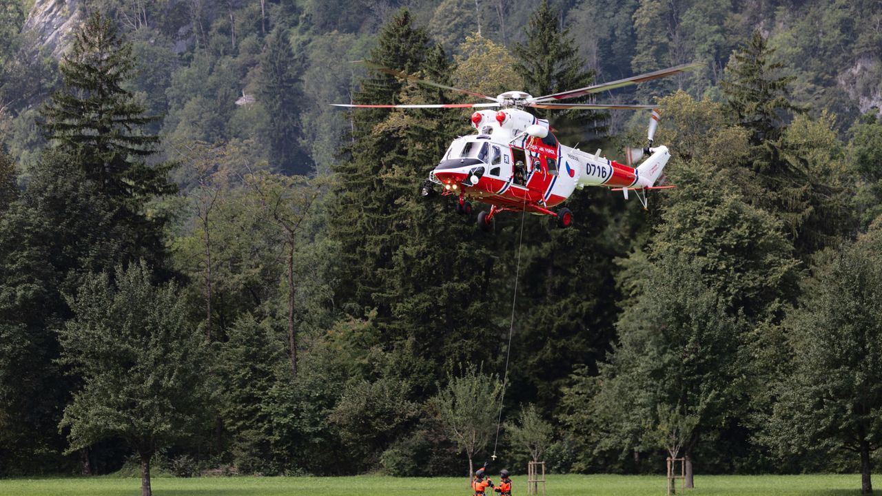 Mentőhelikopter a svájci hegyek között