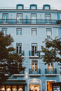 里斯本的建筑优雅，拥有蓝色立面和装饰性阳台