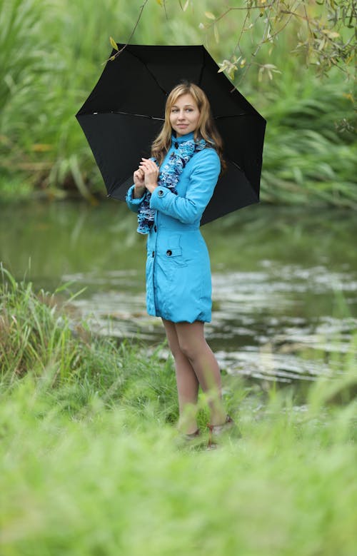 Fotobanka s bezplatnými fotkami na tému blondína, dáždnik, držanie