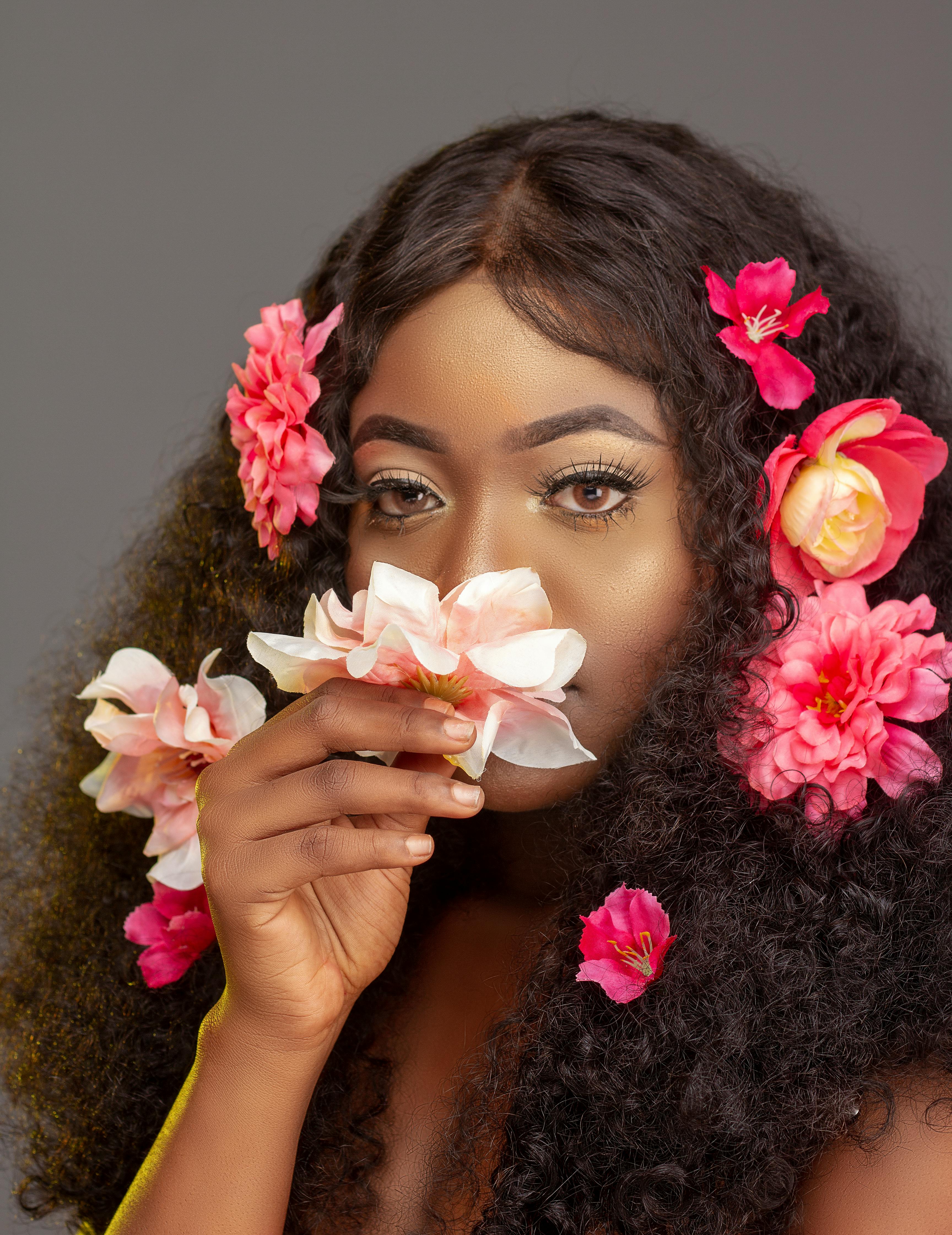 那位美丽的女人，发间插着花朵，尽显优雅与自然之美