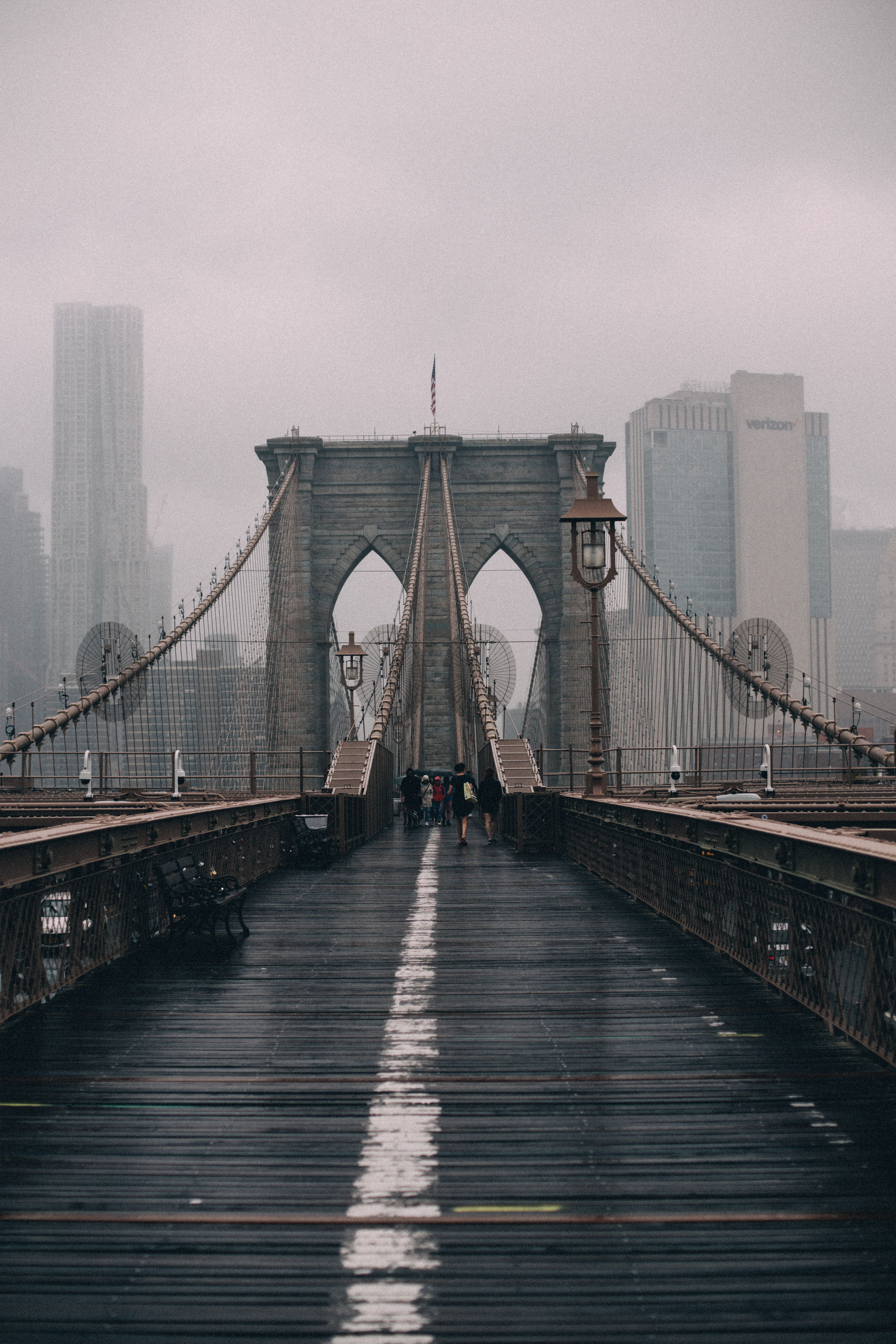 Free photo of Brooklyn Bridge in fog