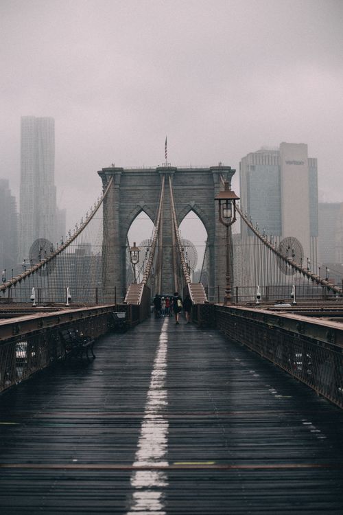 Free photo of Brooklyn Bridge in fog