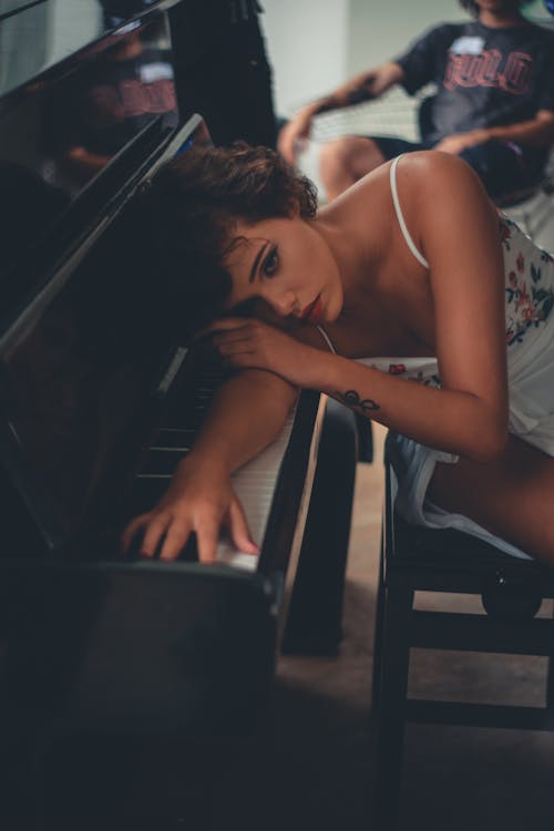 객실 내 업라이트 피아노에 누워있는 여자