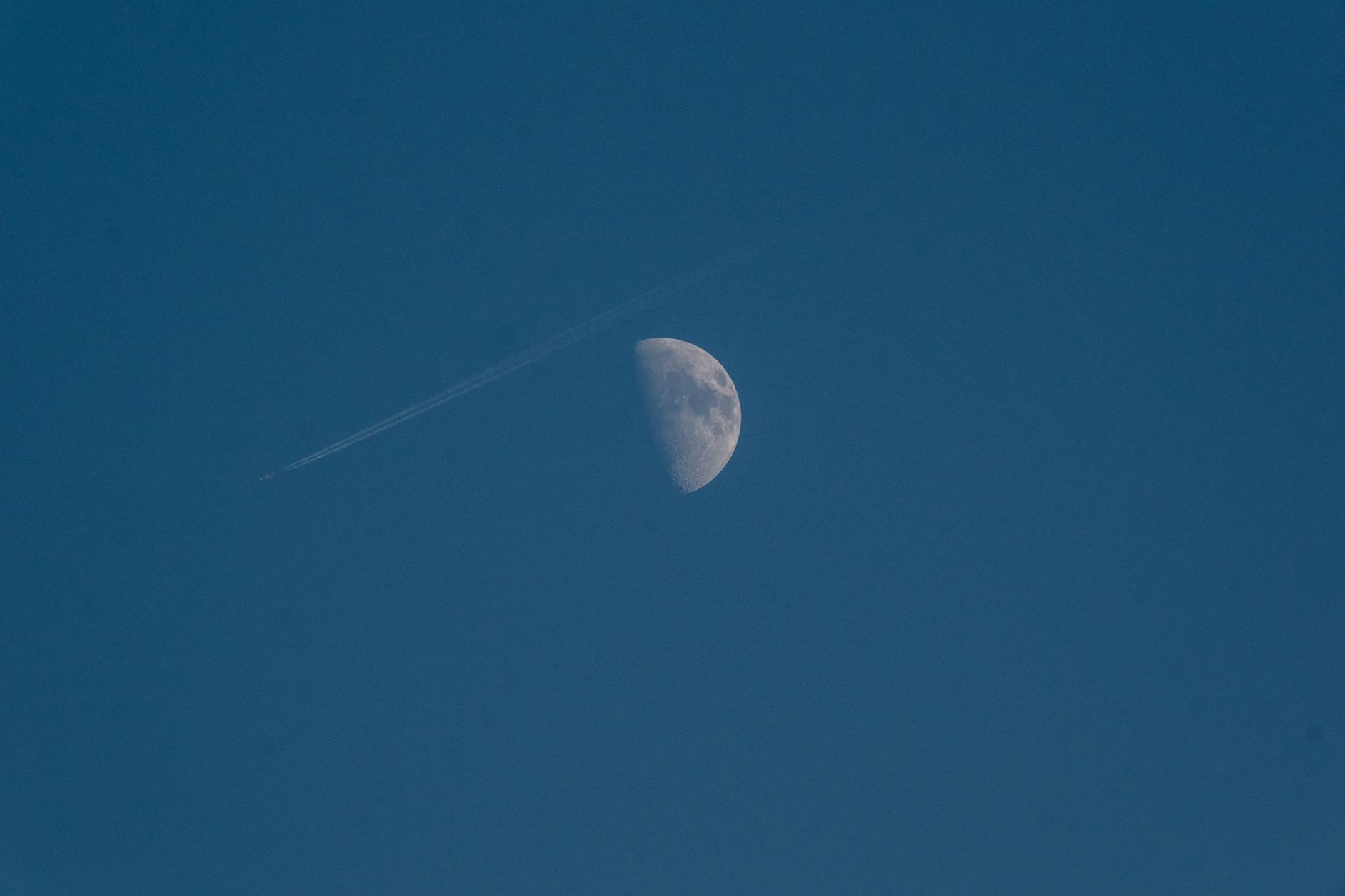 Faszinierender Himmel & Mond – Weltraum Hintergrundbild