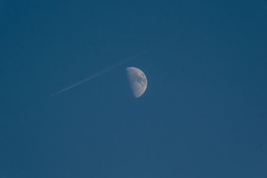 Faszinierender Himmel & Mond – Weltraum Hintergrundbild