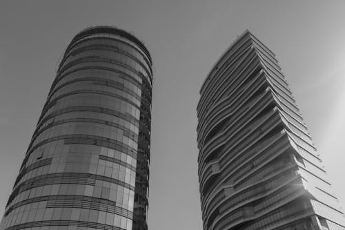 Foto d'estoc gratuïta de arquitectura moderna, blanc i negre, centre de la ciutat