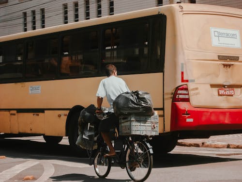 Бесплатное стоковое фото с автобус, велосипед, город