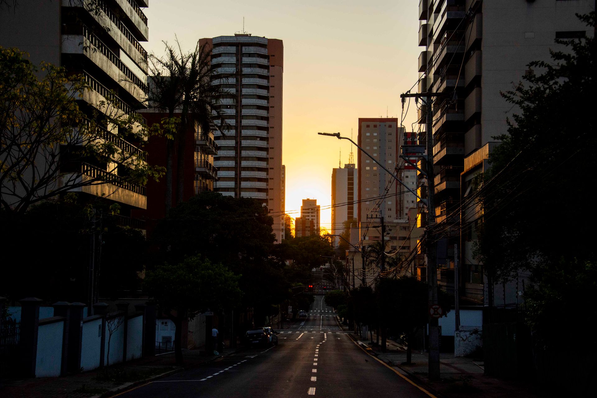 A tranquil sunset view of Londrina's urban skyline with silhouetted buildings and street scenery.