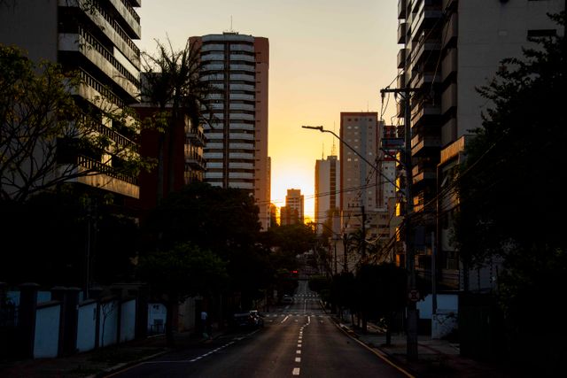 A tranquil sunset view of Londrina's urban skyline with silhouetted buildings and street scenery.