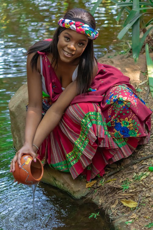 Kostenloses Stock Foto zu fluss, frau, kleid