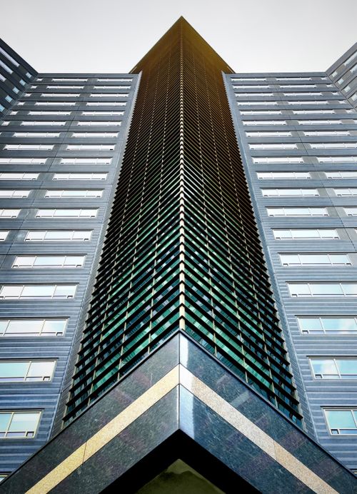 Free Dynamic view of a modern skyscraper's facade showcasing symmetry and contemporary architectural design. Stock Photo