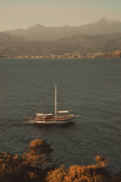 araç, boş zaman, dağlar içeren Ücretsiz stok fotoğraf