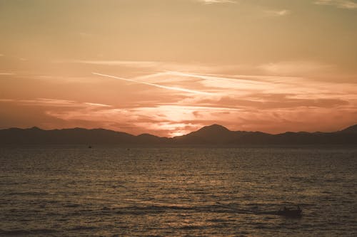 Foto profissional grátis de alvorecer, beira-mar, cair da noite