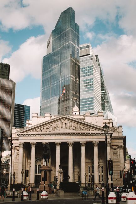 BoE's Breeden Warns Stocks Set To Fall And $2.5T Private Credit 'Crunch' Looms