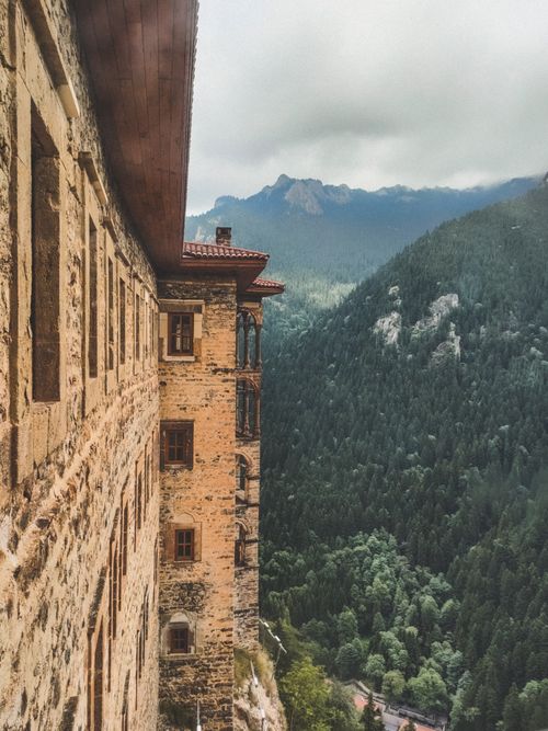Free Breathtaking view of a historic monastery perched on a cliff surrounded by lush green forest in Trabzon, Türkiye. Stock Photo