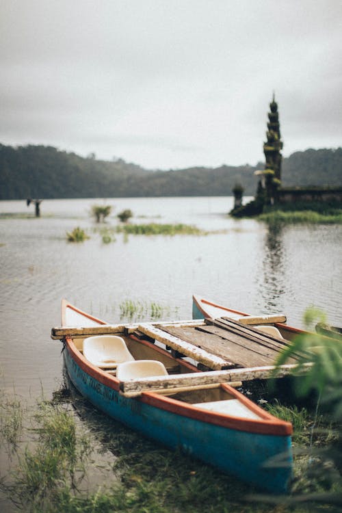 Canoa Azul Sobre Cuerpo De Agua