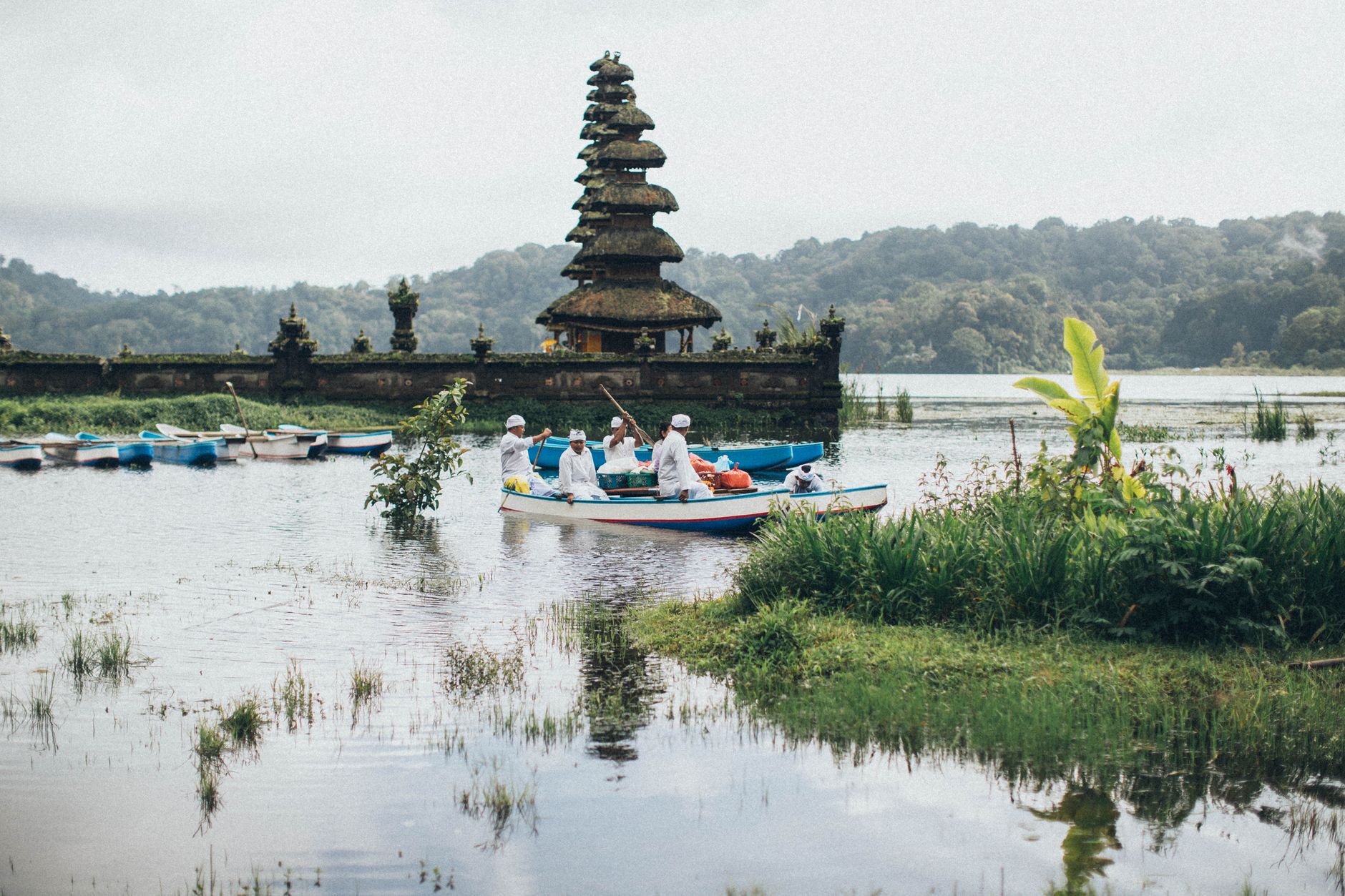 Menikmati Keindahan Danau Tolire di Ternate: Panduan Lengkap Wisata Alam dan Budaya