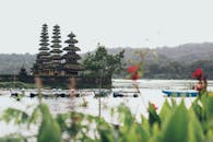 巴厘岛乌伦达努布拉丹神庙景色优美，湖泊宁静，还有传统的船只