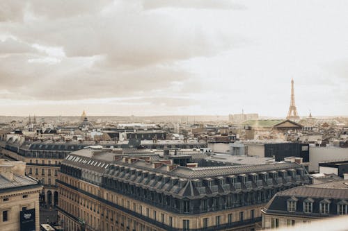 Foto Udara Dari Bangunan Beton Di Paris, Prancis Dekat Menara Eiffel