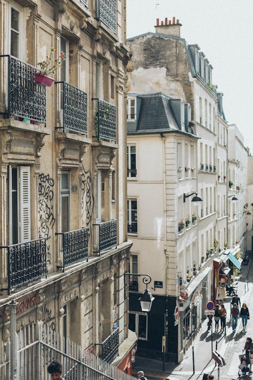 Les Gens Qui Marchent Sur Le Trottoir à Côté Des Bâtiments