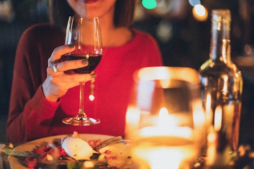 Verre de vin rouge au dîner romantique