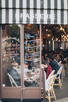 城市里，人们在小酒馆热闹的户外用餐场景中享受时光