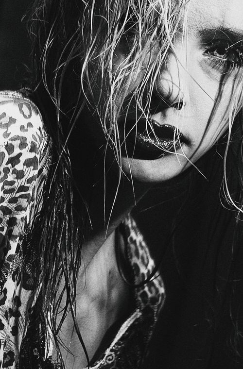 Free Expressive black and white portrait featuring a woman with wet hair and patterned attire. Stock Photo