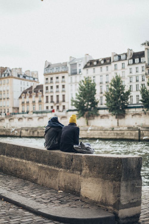 Homme Et Femme Assis Au Bord De La Rivière