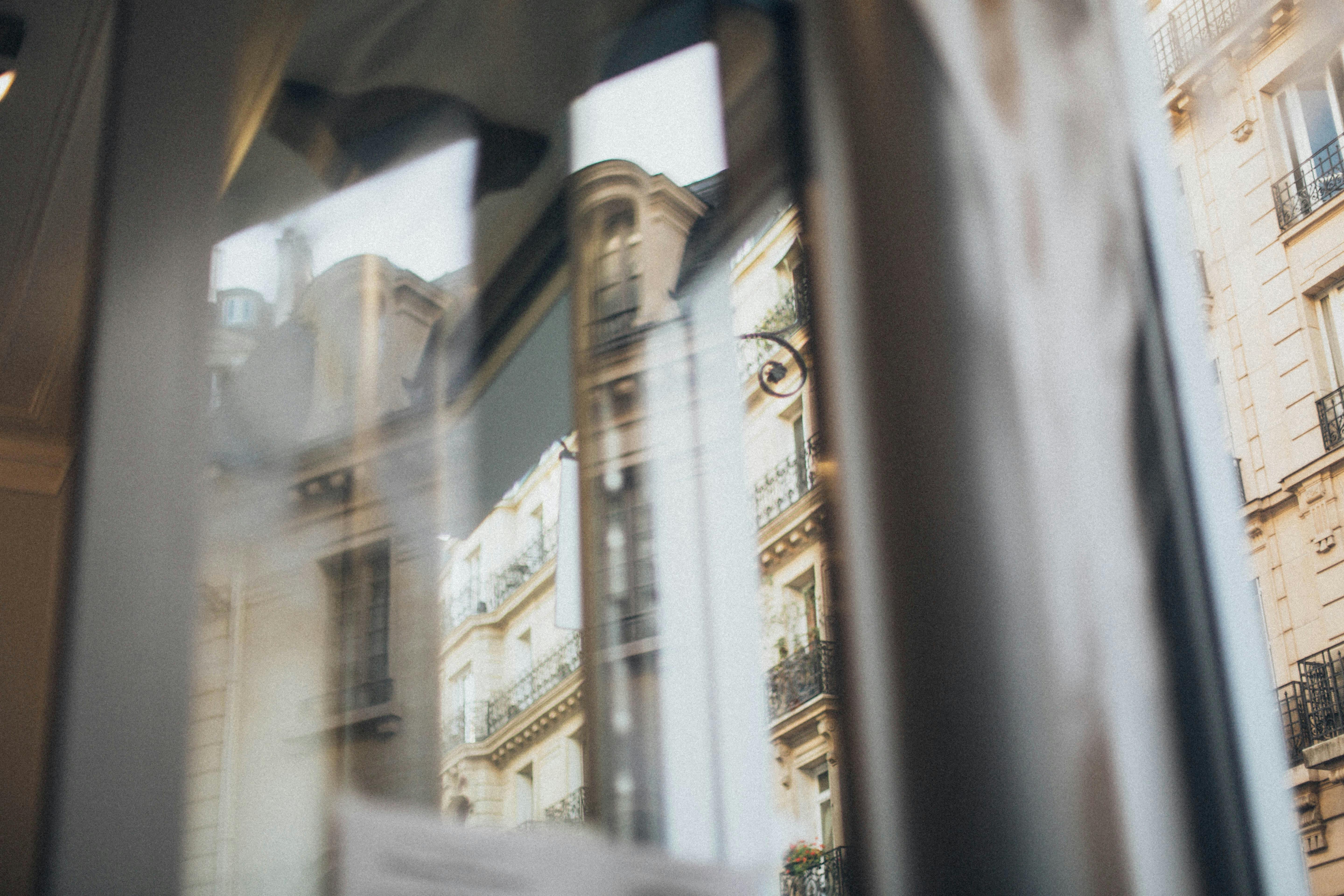 模糊的窗口反射中，经典的城市建筑展现出优雅的设计