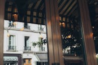 巴黎古街的倒影映着复古的灯光